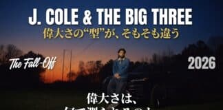 J. Coleは本当に“Big Three”から落ちたのか?Drake、Kendrickとの違いから見る「偉大さの指標」 夕暮れの野原で黒いSUVに腰かけるJ. Cole。アルバム『The Fall-Off』とBig Three論争を扱うHIPHOPCs記事のアイキャッチで、「偉大さは、何で測られるのか。」のコピー入り