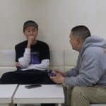 MADAM WOO TOKYOでCEO KAZUにインタビューする様子