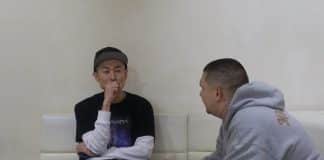 【HIPHOPCs独占インタビュー】MADAM WOO/CEO KAZU |T.IにSexy Red“ネオ東京”の夜の作り方 MADAM WOO TOKYOでCEO KAZUにインタビューする様子