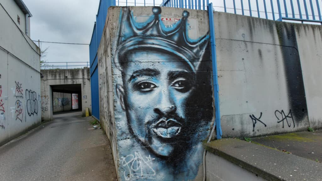 王冠をかぶった2Pac（Tupac Shakur）のグラフィティ