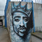 王冠をかぶった2Pacを描いたセルビア・ヴラソティンツェのグラフィティ