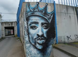 王冠をかぶった2Pac（Tupac Shakur）のグラフィティ
