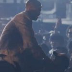 POP YOURS 2026、逆光のステージに立つSEEDA。「RAPSTAR CYPHER 2025」を披露した場面で、客席から無数のスマートフォンが向けられている