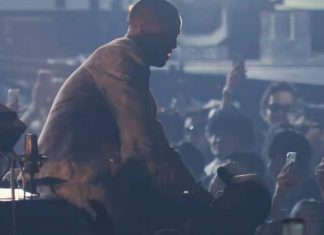 POP YOURS 2026、逆光のステージに立つSEEDA。「RAPSTAR CYPHER 2025」を披露した場面で、客席から無数のスマートフォンが向けられている