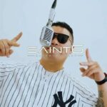ヤンキースのピンストライプ姿でヴィンテージマイクの前に立つラッパーR-Naby|新曲『Hey New York』ミュージックビデオより