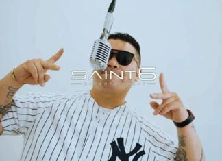 ヤンキースのピンストライプ姿でヴィンテージマイクの前に立つラッパーR-Naby|新曲『Hey New York』ミュージックビデオより