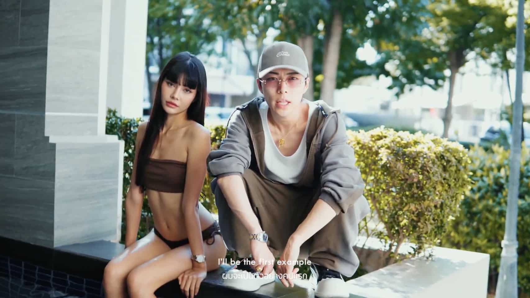 「On Me」ミュージックビデオの一場面。屋外でしゃがむCityBabyと、英語とタイ語の字幕が表示されている