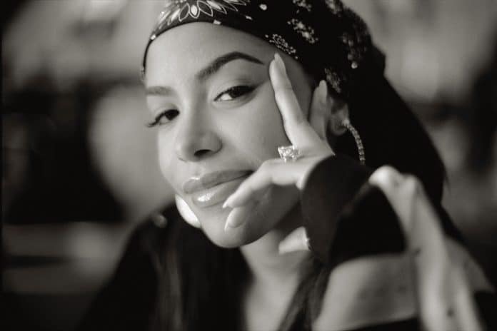 2000年5月、ベルリンで撮影されたAaliyahのモノクロ写真