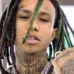 ラッパーのLil Gnar。緑と茶のドレッドヘアで正面を向いている