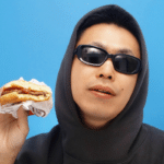 バーガーを手にした加藤　優太（元PIZZA LOVE）のポートレート