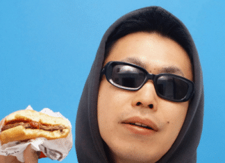 バーガーを手にした加藤　優太（元PIZZA LOVE）のポートレート