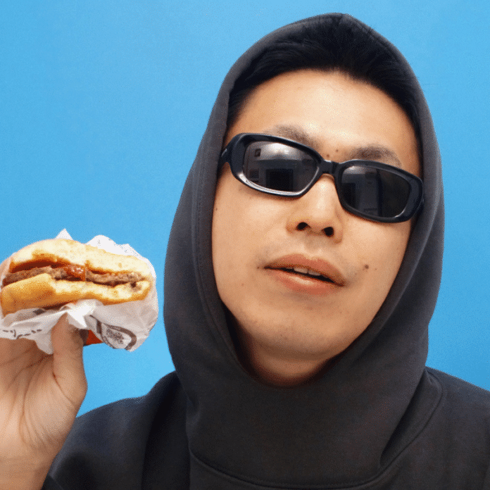 バーガーを手にした加藤　優太（元PIZZA LOVE）のポートレート