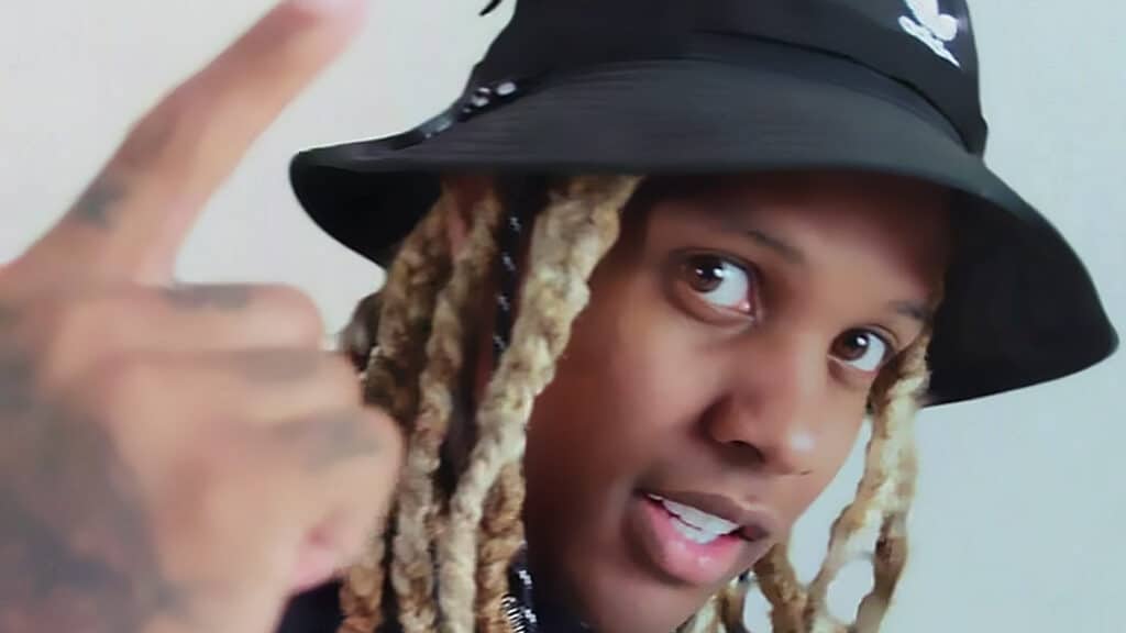 バケットハットを被り指を立てるLil Durk（2022年）