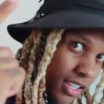 バケットハットを被り指を立てるLil Durk（2022年）