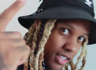バケットハットを被り指を立てるLil Durk（2022年）