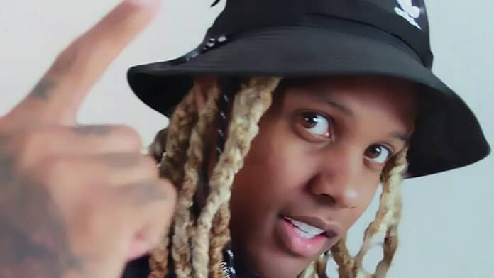 バケットハットを被り指を立てるLil Durk（2022年）