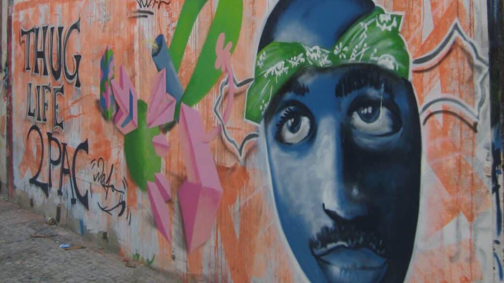 緑のバンダナを巻いた2Pacと「THUG LIFE 2PAC」の文字が描かれた、リオデジャネイロ・イパネマの壁画