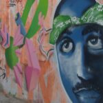 緑のバンダナを巻いた2Pacと「THUG LIFE 2PAC」の文字が描かれた、リオデジャネイロ・イパネマの壁画
