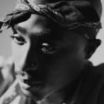 バンダナを巻き、うつむく2Pac（トゥパック・シャクール）の白黒ポートレート