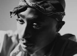 バンダナを巻き、うつむく2Pac（トゥパック・シャクール）の白黒ポートレート