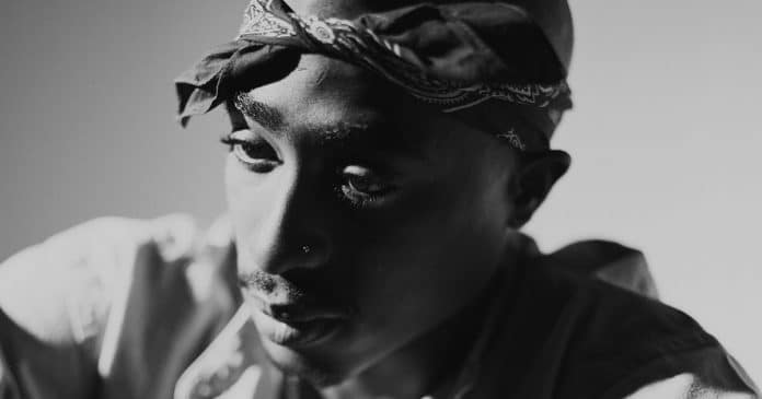 バンダナを巻き、うつむく2Pac（トゥパック・シャクール）の白黒ポートレート