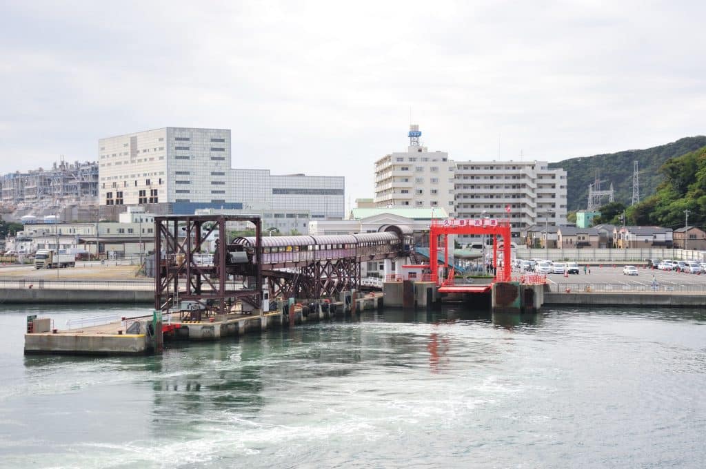 横須賀市の久里浜港を海上から望む風景