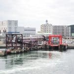 横須賀市の久里浜港を海上から望む風景
