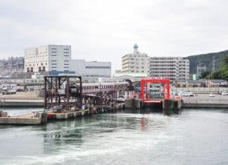 横須賀市の久里浜港を海上から望む風景