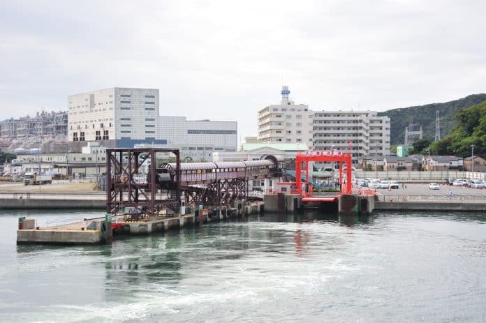 横須賀市の久里浜港を海上から望む風景