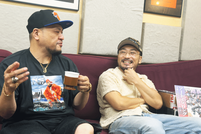ソファで談笑するMEGA-GとGreedy on ILLBLOCK