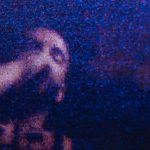 青と紫の光の中に写るDrake。公式Instagramの映像作品『FOMO』告知写真。