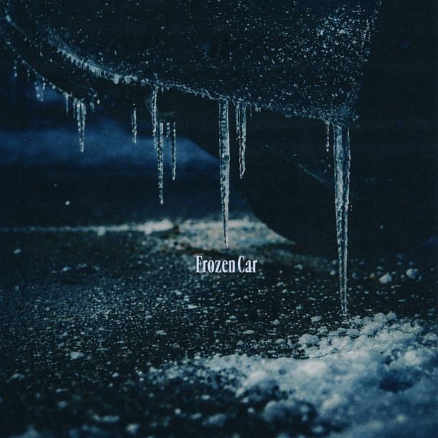 27AM「Frozen Car」のジャケット。氷柱が下がる車体と凍った路面を写したアートワーク。