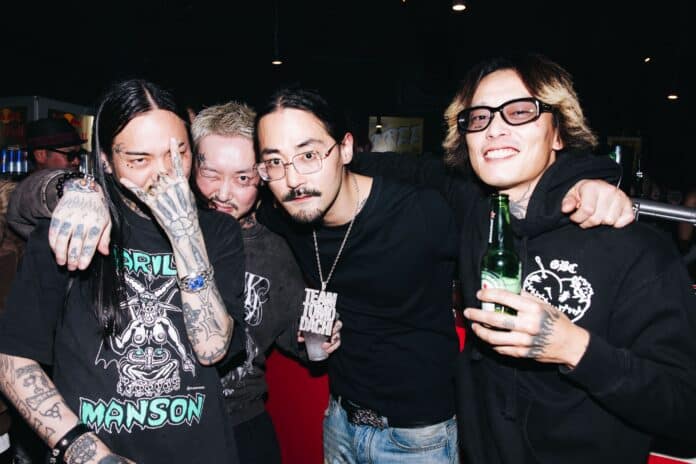 肩を寄せて並ぶFUJI TRILL、NevalOne、Jin Dogg、TYOSiN