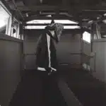 通路に立つBUPPONを写したモノクロのジャケット写真