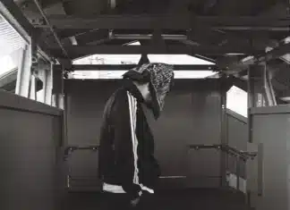 通路に立つBUPPONを写したモノクロのジャケット写真