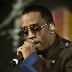 サングラスをかけ、マイクを持って歌うDiddy（2010年12月11日）
