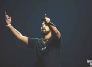 2016年のトロント公演でマイクを持つDrake
