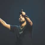 2016年のトロント公演で、マイクを握り両腕を上げるDrake。