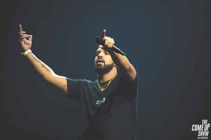 2016年のトロント公演で、マイクを握り両腕を上げるDrake。
