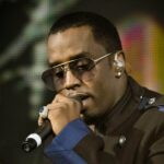 サングラスをかけ、マイクを持って歌うDiddy（2010年）