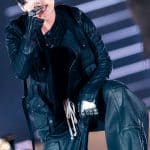 BMSG FES'26で黒い衣装を着てマイクを持ち、ステージで歌うSKY-HI